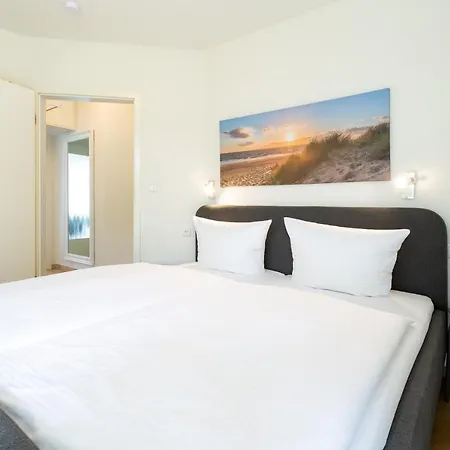 Ambienta - Wellenreiter Mit Strandkorb Am Binz