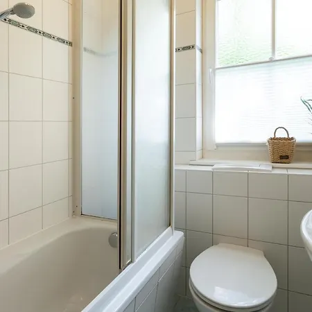 Ambienta - Wellenreiter Mit Strandkorb Am Apartmán Binz