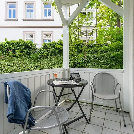 Ambienta - Wellenreiter Mit Strandkorb Am
